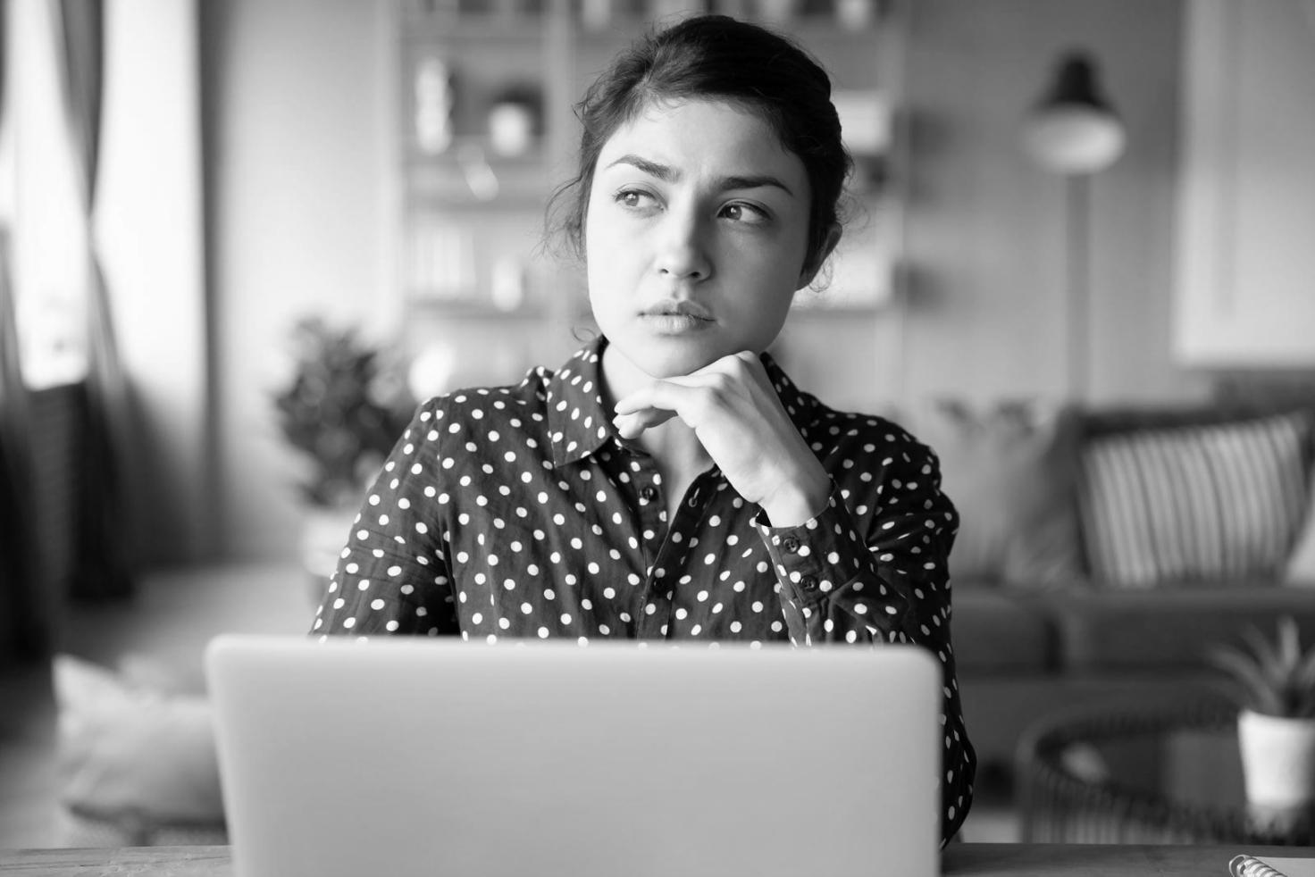 Teilnehmer arbeitet konzentriert an seinem persönlichen Finanzplan während einer Kurseinheit